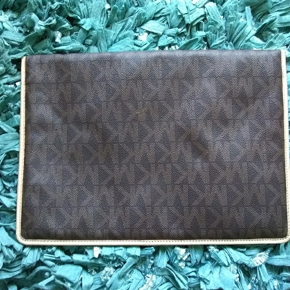 ❤️ Authentic $50 TONIGHT ONLY ❤️Michael Kors 13" laptop cover - Picture 3 of 3
